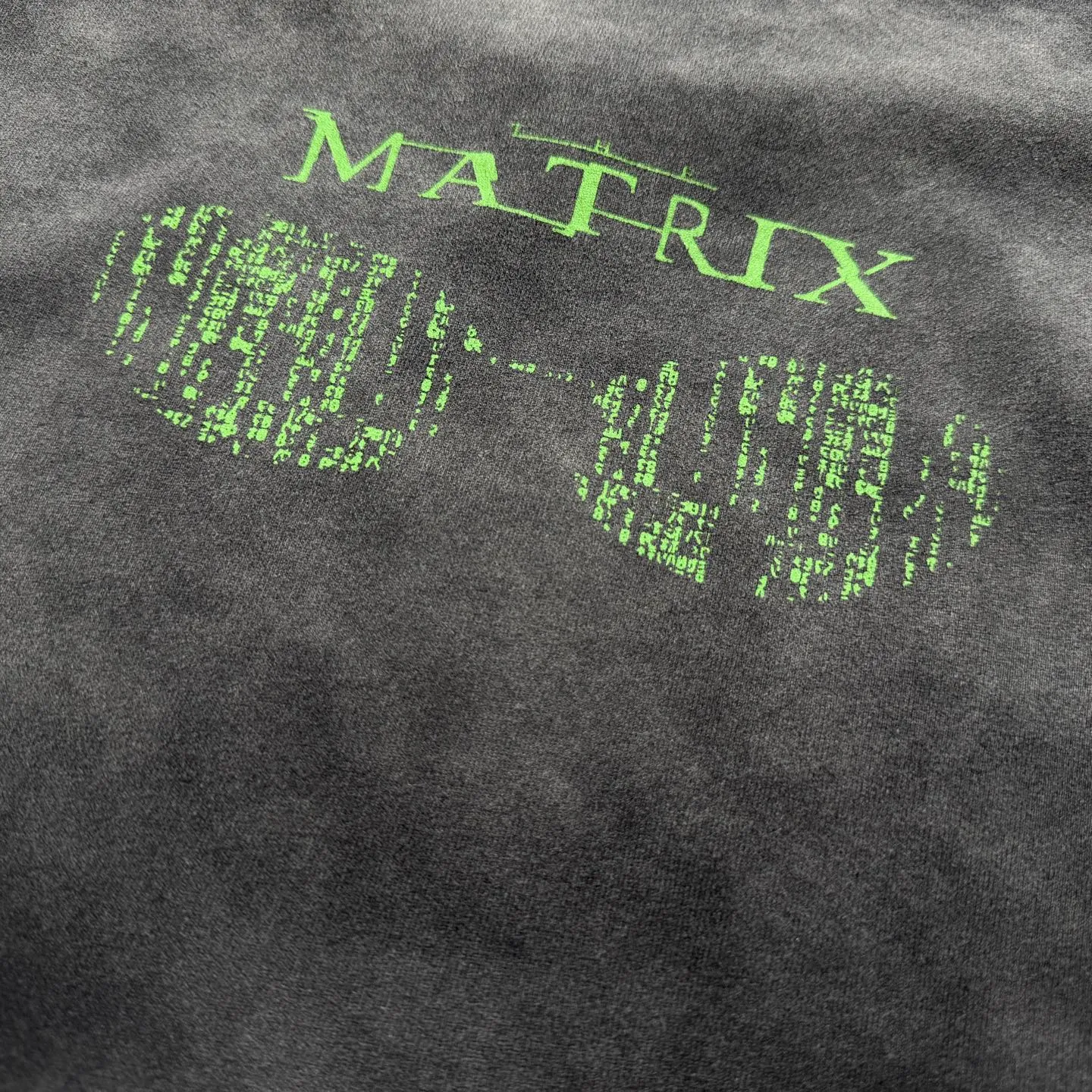 P138 # CTS-111 [Same as Lu Han] Saint "The Matrix" Limited Washed 260g heavy-weight pure cotton fabric White ink direct-injection printing Retro single-stitch sky-and-ground needle technology + heavy-duty spray water natural fading effect + hand-made destruction process Size: S M L  This world tells us that you are the One (Savior), and our only way out is to make our own way. Allow yourself to be that light and faith.    Customized 260g gram weight 100% cotton special washed fabric that is consistent with the original. With the blessing of imitation sun-drying, heavy sandblasting and fading + edge grinding + Assute fermentation and washing, the cotton feel on the surface of the fabric is well presented. Both the texture and feel are ceiling level. After the ready-made garments undergo a series of heavy washing and distressing processes, the retro and high-end sense of the entire garment is directly to the top. The garment making process of the entire garment adopts Saint The most common and complex single-needle sewing process (commonly known as single-thread heaven and earth stitch) among vintage vintage brands such as Michael
